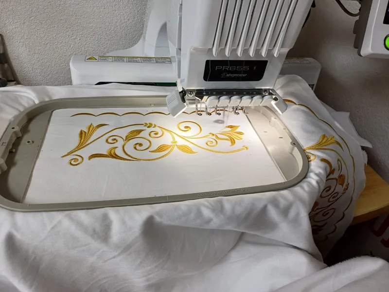 Strojové vyšívanie vzoru na textil