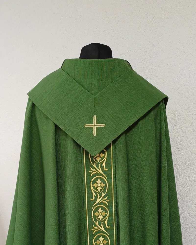 Liturgický ornát so zlatou výšivkou